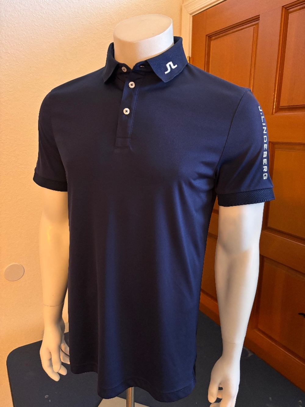 Nice mens medium J Lindberg golf polo